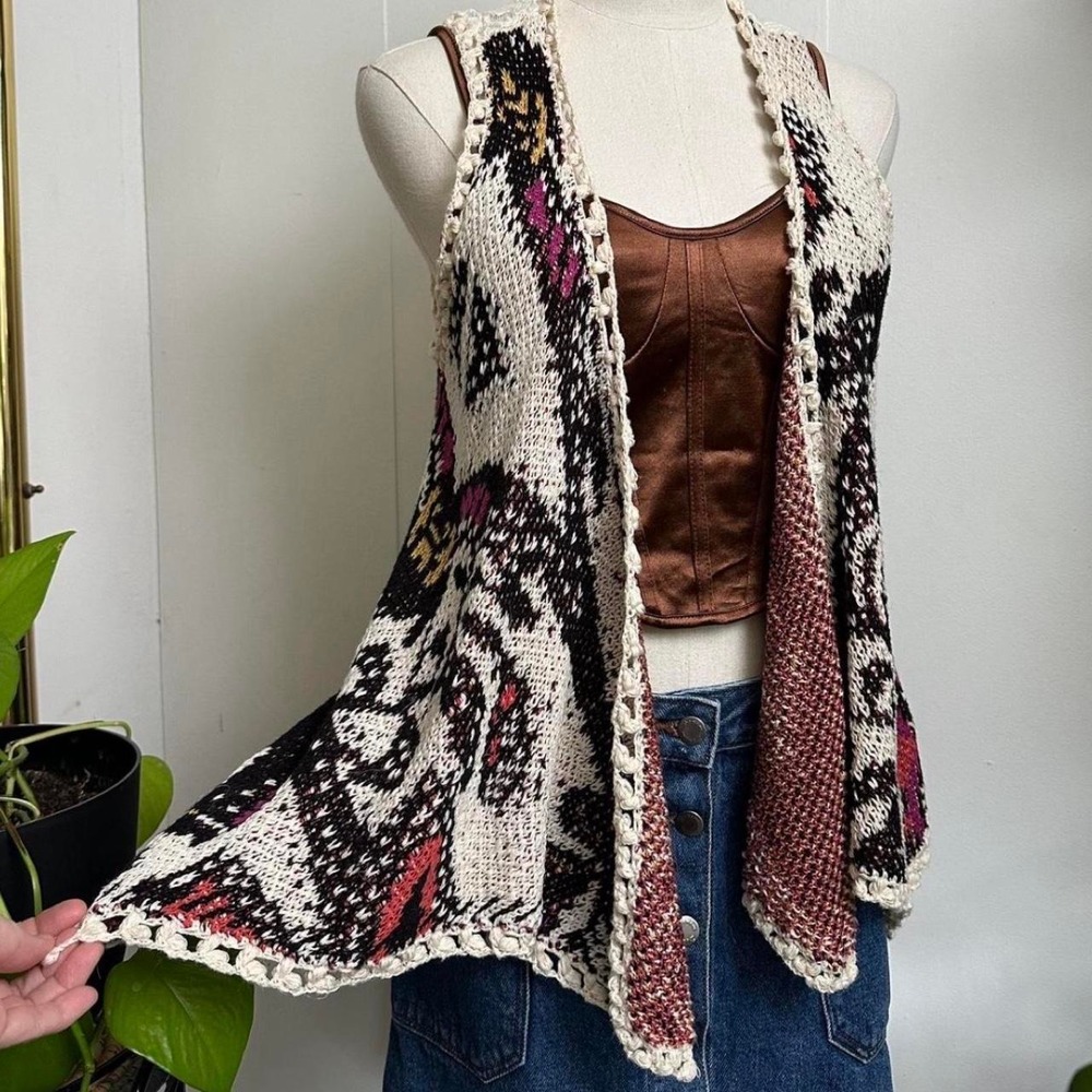 Gimmicks by BKE Womens Multicolor Floral Knit Boho Vest Lace Back Small
